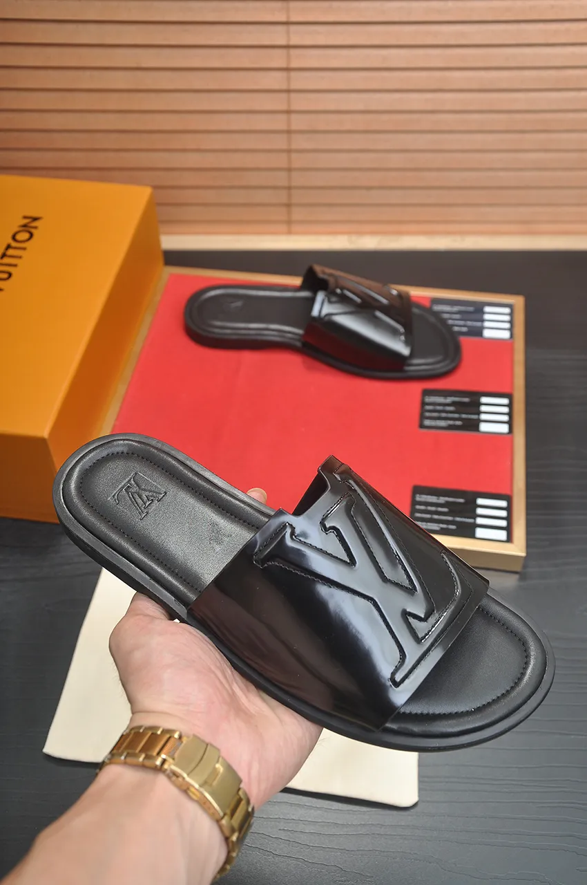 Men's shoes 💰360💶 [Louis Vuitton LV slippers] (high-end cowhide) counter 1:1 fashion style, a must-have for summer! The designer used LV’s iconic outsole. The original simple slippers instantly become fashionable! The upper is made of flexible special cowhide leather straps alternately, and the workmanship is exquisite! A must-have for stylish men in summer, size 38-46 (45 46 customized)